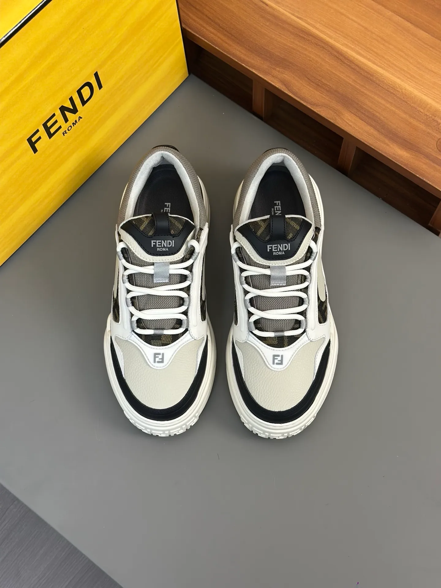 [FENDI] Fendi men's shoes 💰780💰 - High-end quality original casual sports shoes - Upper: Nappa calfskin, pebbled calfskin, tongue and heel; injection molded brand logo plastic module - Lining: brand canvas - Outsole: ultra-light T men's shoes 💰R foam rubber; molded outsole - Super high quality control, fine workmanship: highlighted (high-end, luxury, grade) -Size :39-44 (38, 45, can be customized)